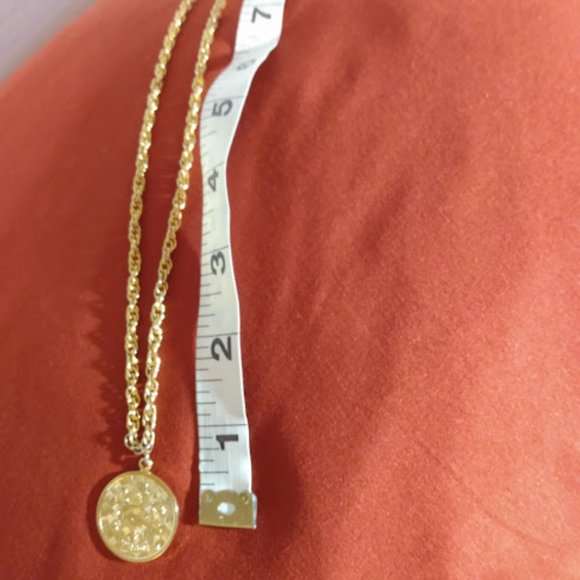 Sarah Coventry: Virgo pendant gold tone with a gold tone chain - Picture 4 of 5